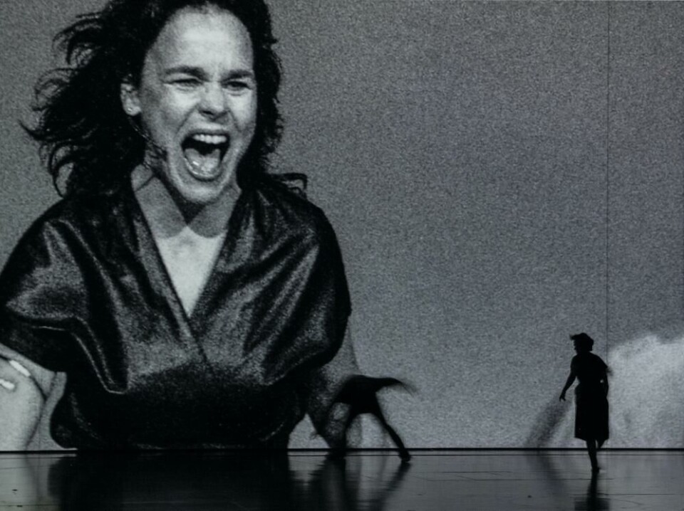 Gjertrud Jynge (Klytaimnestra) på video og t.vh., og Oddgeir Thune (Orestes). Erik Berg