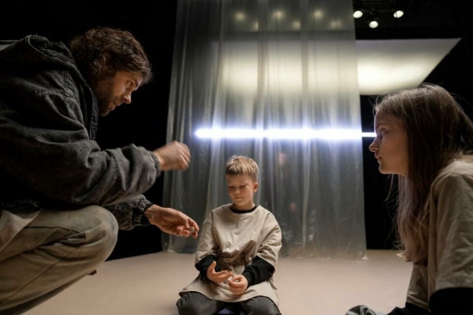Jason (Torbjørn Eriksen) og barna, i «Medea». Regi: Tatu HämäläinenTeatret Vårt 2024. Foto: Erik Birkeland, Tingh