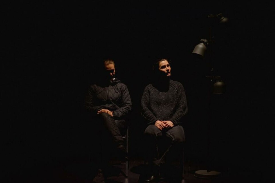Julia Schacht og Lisa Loven Kongsli i «Kvinner i mørket» på Vega Scene. Regi: Andrea Eckerbom. Foto: Line Slotnæs.