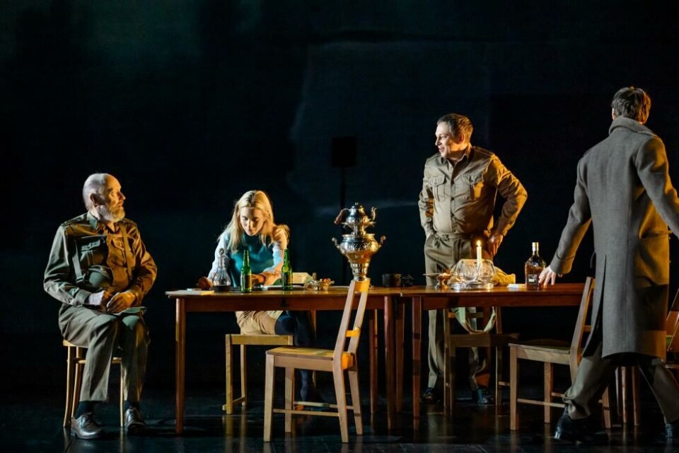 Sten Ljunggren (Tsjebytikin), Carla Sehn (Irina), Adam Pålsson (Tusenbach) och Linus Troedsson (Soljonij) i Tre systua, regi: Eirik Stubø. Stockholm Stadsteatern 20024. Foto: Sören Vilks
