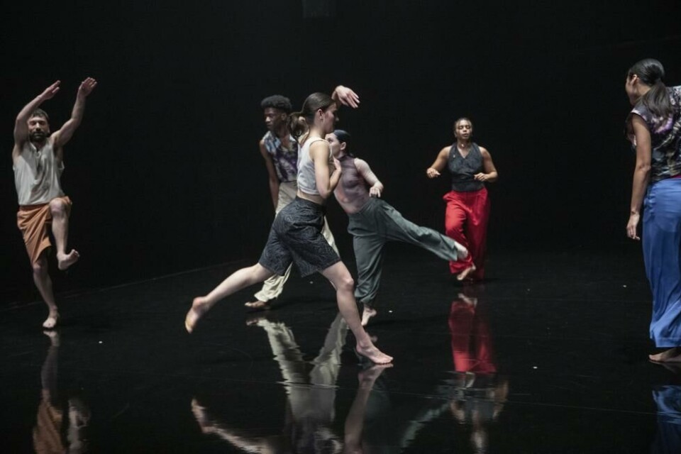 Steven Michel, Mamadou Wagué, Loeka Willems, Courtney May Robertson, Elisa Mercelina og Sue-Yeon Youn fra låten «Prime Numbers» av Cheri Night fra 1984. «VOICE NOISE» av Jan Martens. Dansens Hus 2024. Foto: Phile Deprez