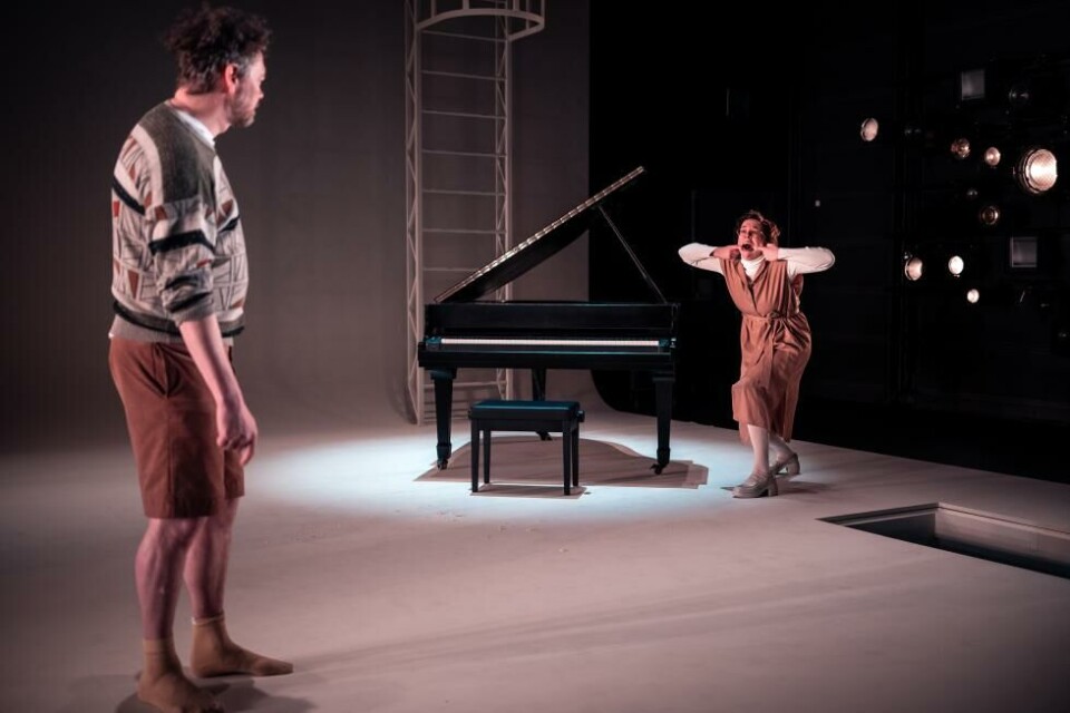 Øyvind Brandtzæg (Chris) og Ragne Grande (Kate) i Byen, regi: Sigurd Ziegler. Trøndelag teater 2024. Foto: Vegard Eggen