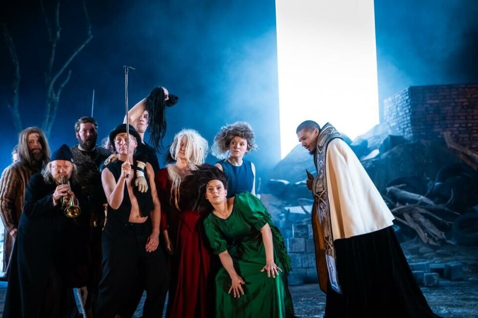 Ensemblet, med Bisp Nikolas til høyre, i «Kongsemnene», regi: Juij Butusov. Trøndelag Teater 2024. Foto: Vegard Eggen