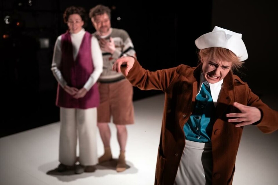 Foran: Mira Dyrnes Askelund (Jenny) Bak: Ragne Grande (Kate) og Øyvind Brandtzæg (Chris). Foto: Vegard Eggen