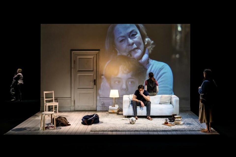 Ensamble i «Lille Eyolf», regi Stefan Larsson. Dramaten 2024. Foto: Sören Vilks