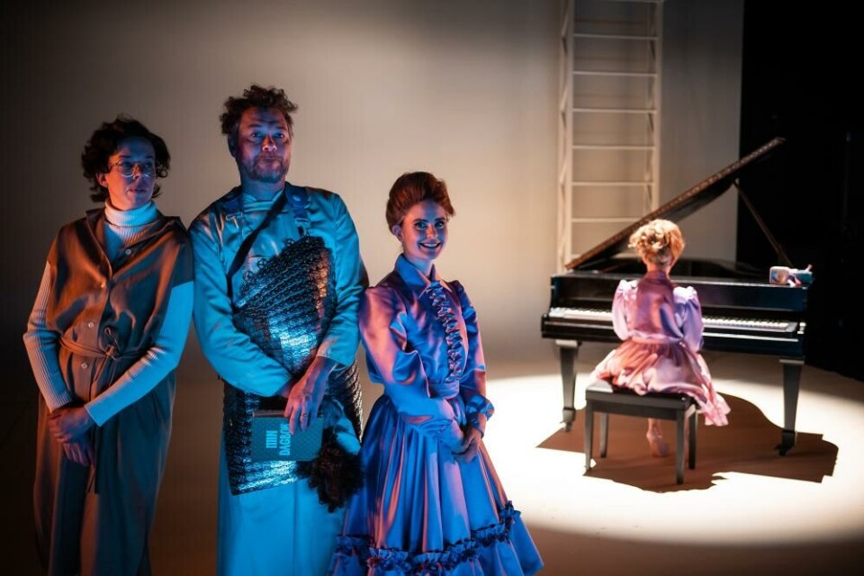 Ragne Grande (Kate), Øyvind Brandtzæg (Chris), Mira Dyrnes Askelund (Jenny) og Kristine Sølvberg Hagen (Jente). Foto: Vegard Eggen