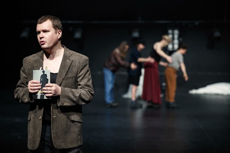 Olav Waastad i «Hvem drepte faren min», regi: Magnus Sparsaas. Agder Nye Teater 2024. Foto: Agder Nye Teater