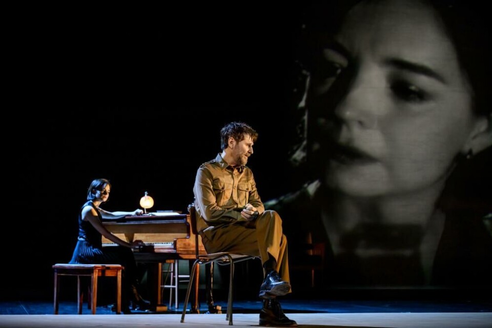 Louis Petershoff (Masha) och Shanti Roni (Versjini). Foto: Sören Vilks