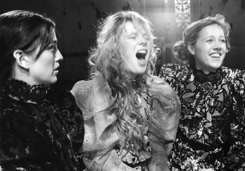Anneke von der Lippe, Elisabeth Matheson og Iren Reppen i Tre systrer (1993). Foto: Leif Gabrielsen