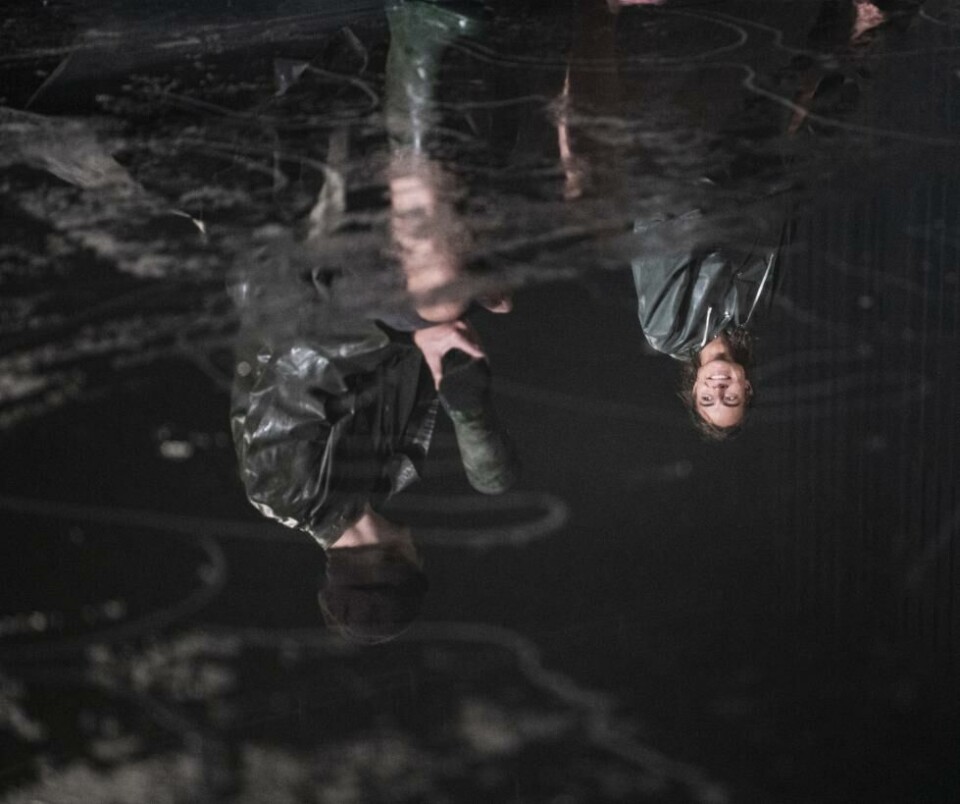Christian Ruud Kallum ( Asle) og Madalena Sousa Helly-Hansen (Alida) i «Trilogien». Regi: Luk Perceval. Den Internasjonale Fossefestivalen på Det Norske Teatret, 2019. Foto:; Erik Berg