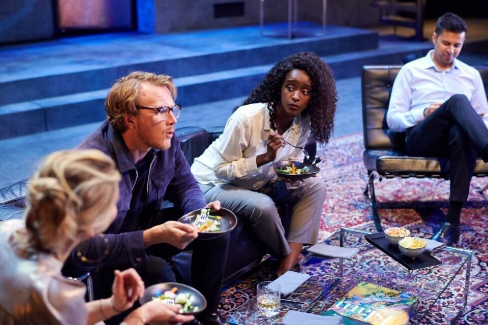 Marte Engebrigtsen (bakfra t.v.), Oddgeir Thune, Amina Sewali og Assad Siddique i «Krenket». Regi: Marit Moum Aune. Nationaltheatret 2019. Foto: Øyvind Eide
