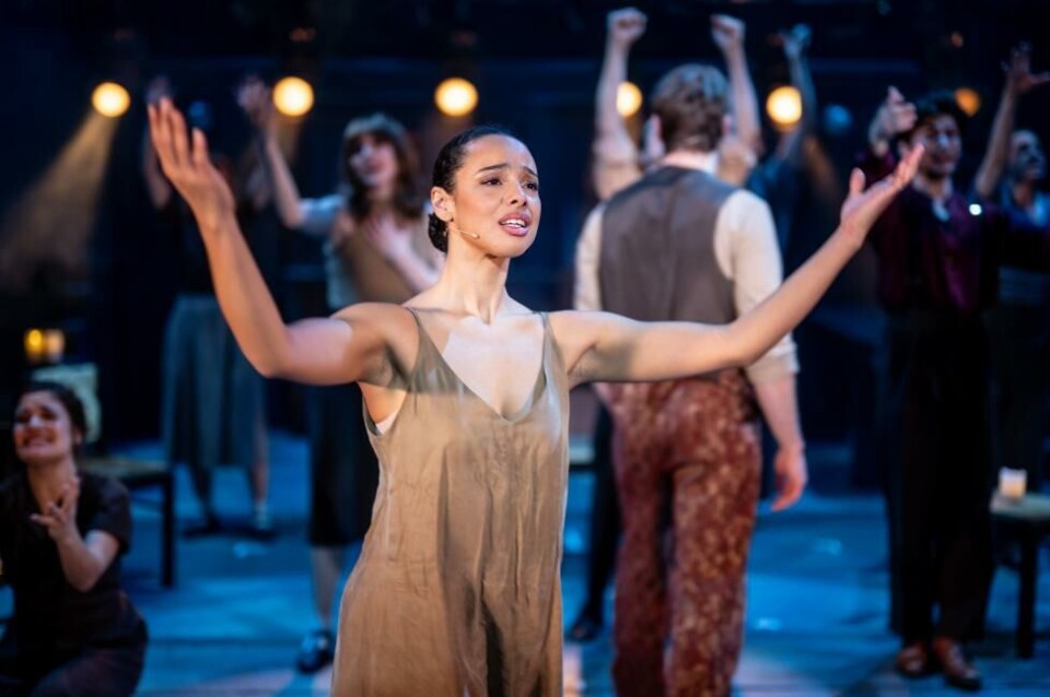 Natalie Bjerke Roland gjør en strålende rollefortolkning som Eva Perón i Oslo Nye Teaters musikal «Evita». Foto: Lars Opstad.