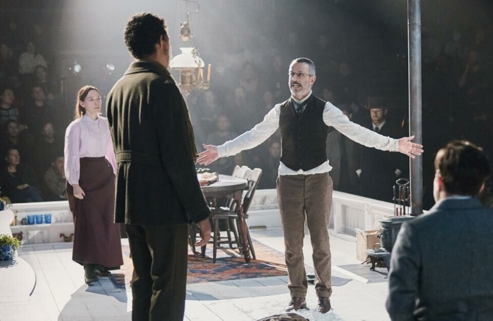 Jeremy Strong til høyre, som Doktor Stockman, Caleb Eberhardt (som Hovstad) og Victoria Pedretti (Petra), i An Enemy of the People, regi: Sam Gold. Circle in the Square, Broadway 2024. Foto: Emilio Madrid
