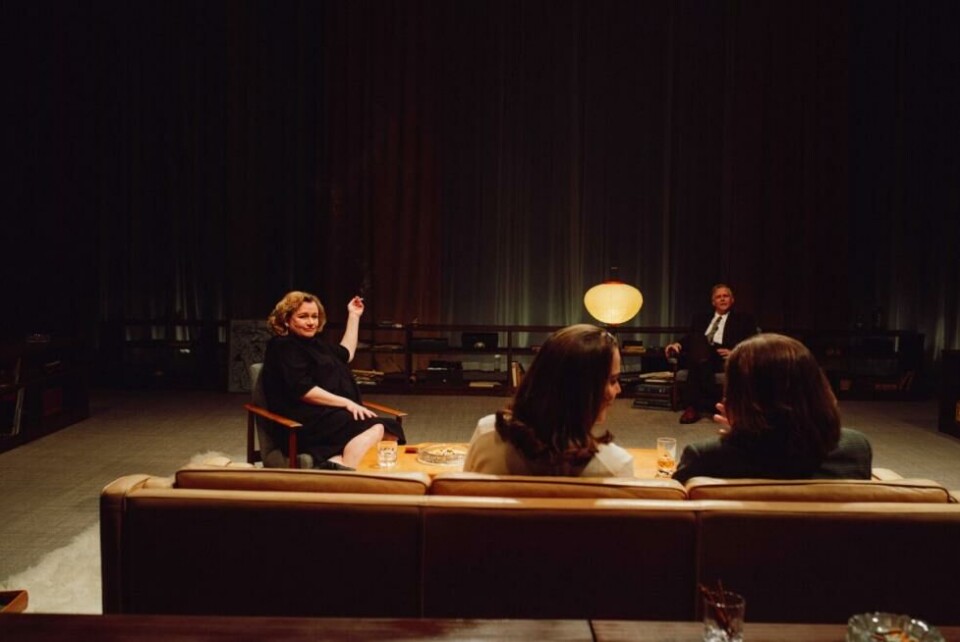 Laila Good (Martha) og Trond Espen Seim (Georg). Foran, med ryggen til: Maria Ómarsdóttir Austgulen (Honey) og John Emil Jørgensrud (Nick), I HVem er redd for Virgina Woolf, regi: Hanne Tømta. Nationaltheatret 2024. Foto: Erika Hebbert