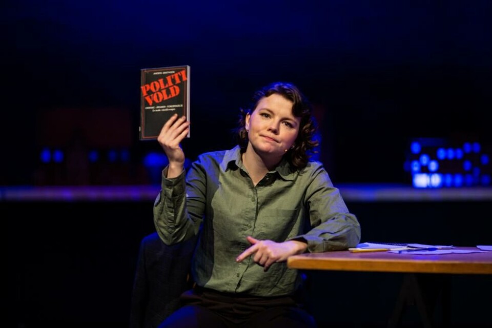 Reidun Berge Melvær i «POLITI!», regi: Aslak Moe. Det Vestnorske Teatret 2024. Foto: Andreas Roksvåg