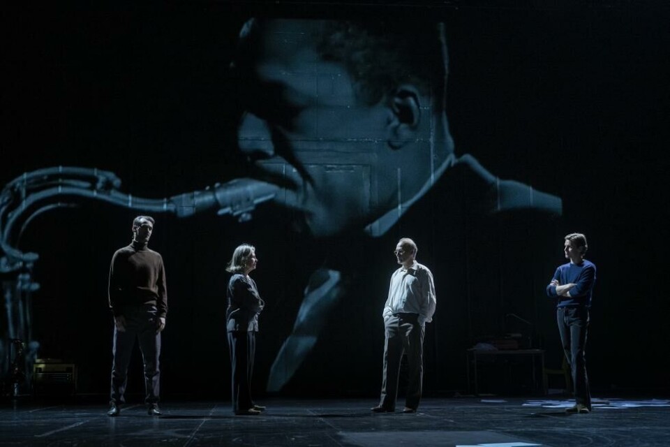 «Stillheten»: Jo Saberniak (Georg), Janne Kokkin (Elin), Trond-Ove Skrødal (Martin) og Paal Herman Ims (David). Foto: Marius Rua