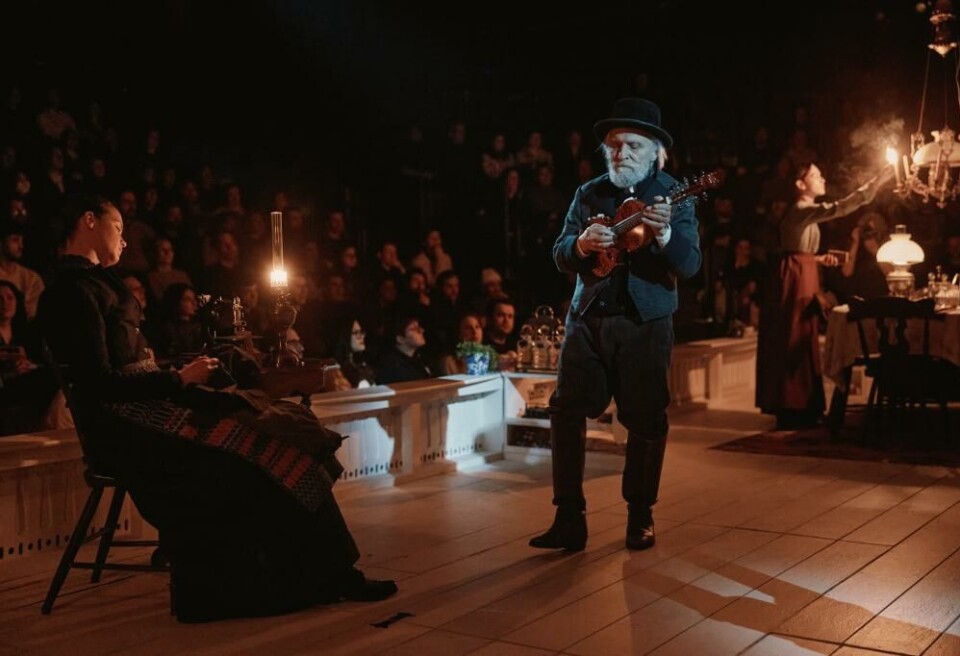 Katie Broad som tjenestepiken, Randine, David Patrick Kelly (Morten Kiil). Foto: Emilio Madrid