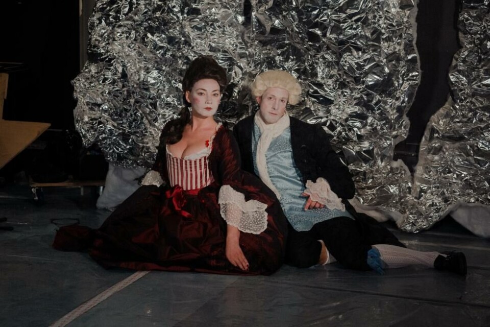 Marte Germaine Christensen (Merteuil) og Ivar Furre Aam (Valmont) i «Kvartett» av Heiner Müller, regi: Ilene Sørbøe. Centralteatret. Foto: Ida Gøytil