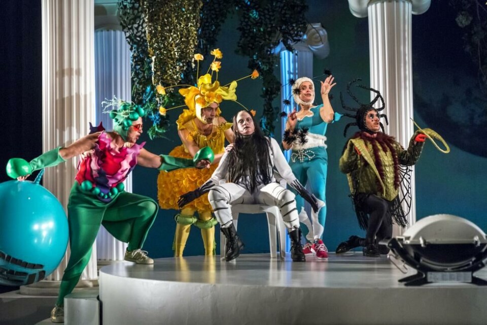 Alver og Puck i «En midtsommernattsdrøm», regi: Maria Kjærgaard-Sunesen. Rogaland teater 2019. Foto: Rogaland teater