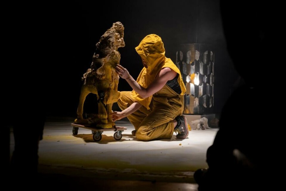 Mart Sandsmark i «donkey» av kompaniet Sandsmark/Findlay. Black Box teater 2024. Foto: Oddbjørn Erland Aarstad