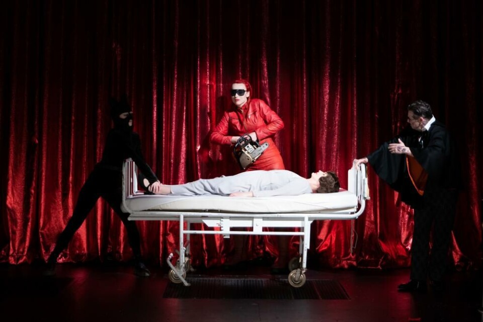 I Variète-teatret, liggede: Irene Waage. Foto: Sebasitan Dalseide