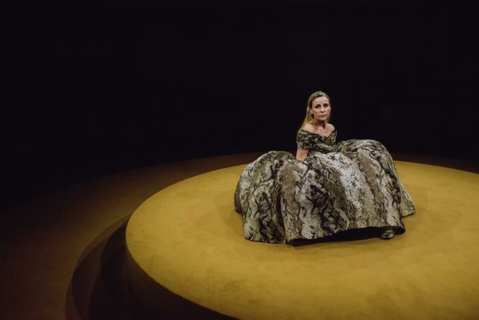 Liv Bernhoft Osa i «Og verden forsvinner sikkert med meg», regi: Mari Kjeldstadli. Nationaltheatret, Torshov 2024. Foto. Erika Hebbert
