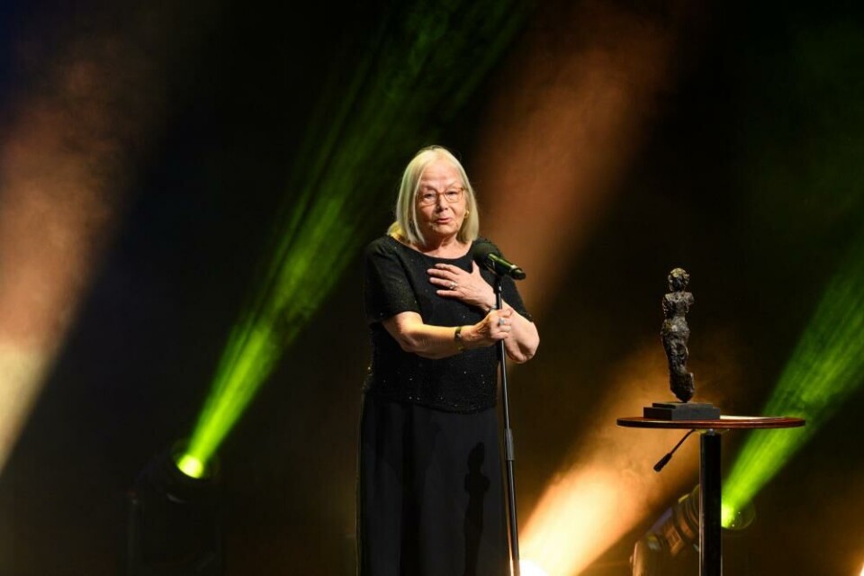 Cecilia ôlezcky mottar Heddakomiteens Ærespris. Foto: Skjalg Vold