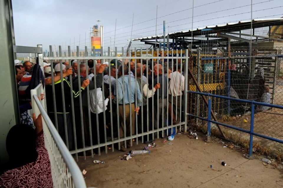 Palestinske arbeidere i kø foran en kontrollpost. Al-Jalama, Vestbredden. 2. mai 2019. Foto: Raneen Sawafta/ Reuters/ NTB