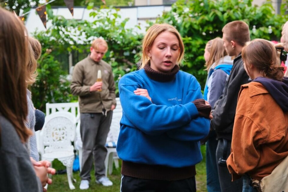 Tora Dietrichson i «Skitten blond», av og med Antiteatret, regi: Even Torgan. Adamstuen, privatbolig 2024. Foto: Noah Gylver