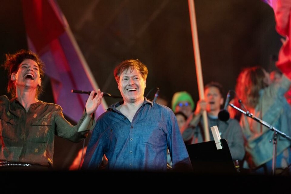 Skuespiller Bibiana Beglau og festivalsjef Milo Rau under åpningen og proklamasjonen av Den frie republikken Wien. Rådhusplassen, Wien 17. mai 2024. Foto: Franzi Kreis