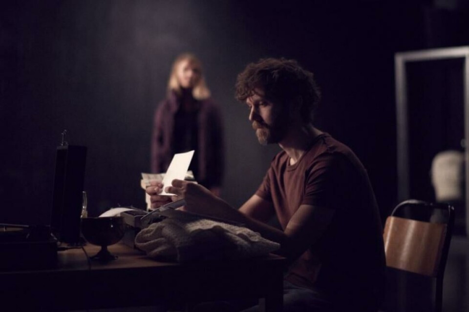 Nils Golberg Mulvik som Den unge mannen, Marte Engebrigtsen som Den unge kvinna (bak). I Natta syng sine songar, regi: Regi: Laurent Chétouane. Nationaltheatret 2019. Foto: Øyvind Eide