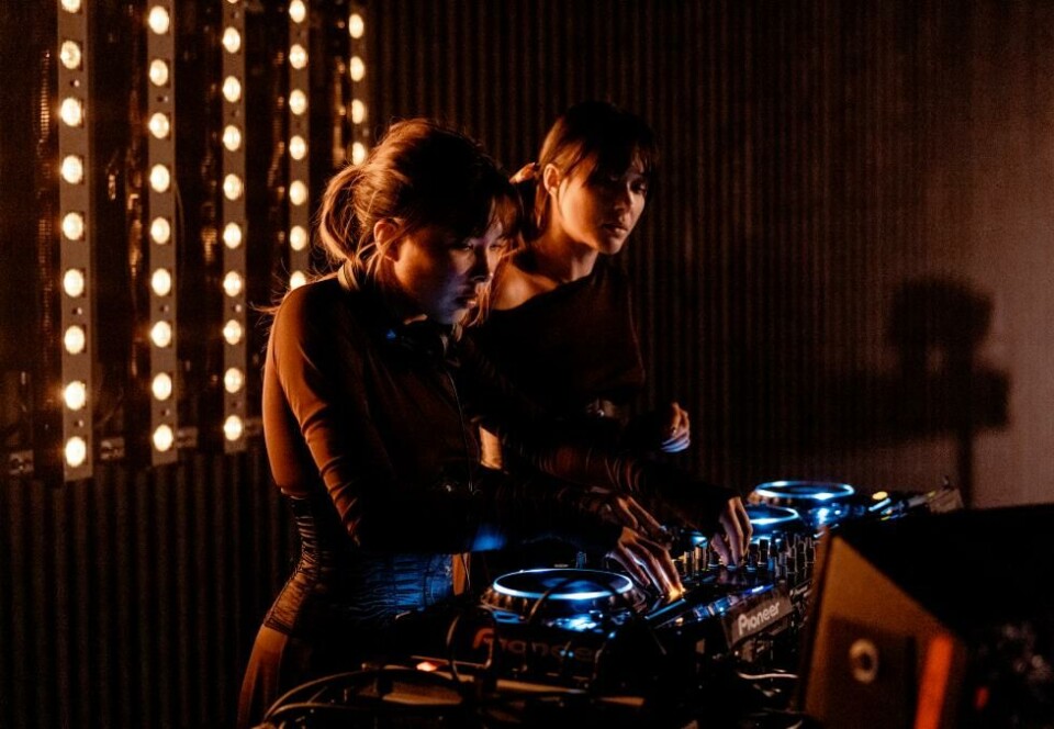Blue Carousel, konsept, koreografi og dans: Lisa Colette Bysheim (t.v.) og Katrine Patry. Dansens Hus 2024. Foto: Tale Hendnes