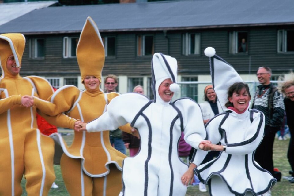 «Sjefsvetter» i aksjon, fra ein prøve. F.v: Christer Tornell, Ellen Johannesen, Gaute Grimeland og Katrine Sommerfeldt. I bakgrunnen, f.v: Bentein Baardson, Snelle Hall, Anne Grete Eriksen, Leif Hernes og Thomas Høeg. Foto: Björn Sandberg.