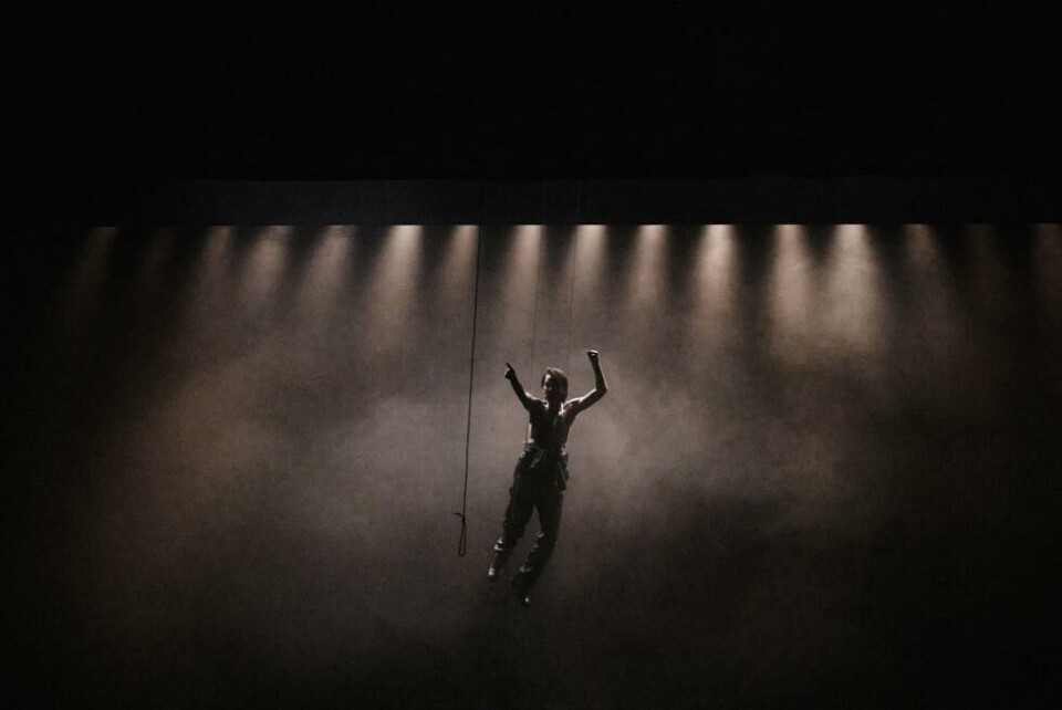 Forestillngsfoto fra Moby Dick, i regi av Johannes Holmen Dahl og scenografi av Nia Damerell. Det Norske Teatret 2024. Foto: Pernille Sandberg.