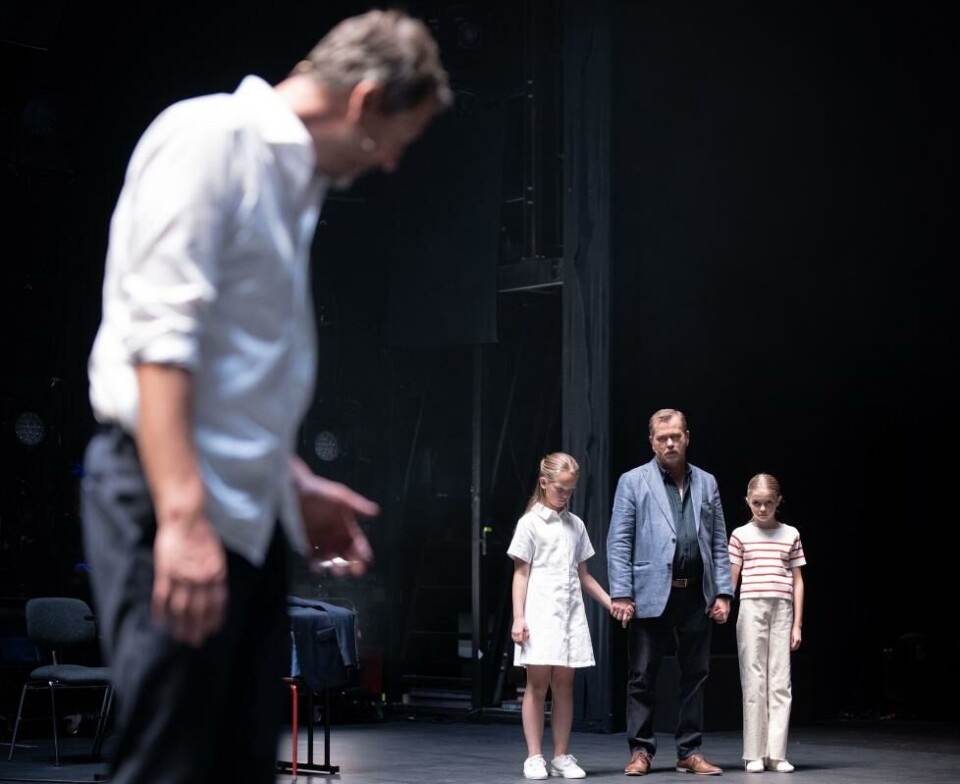 Henrik Rafaelsen (Oidipus), Saga B. Drevvatne (unge Ismene), Fridtjof Såheim (Kreon) og Vera Velle Hellang (unge Antigone), i Oidipus/Antigone, regi: Eirik Stubø. Kilden 2024. Foto: Lars Gunnar Liestøl