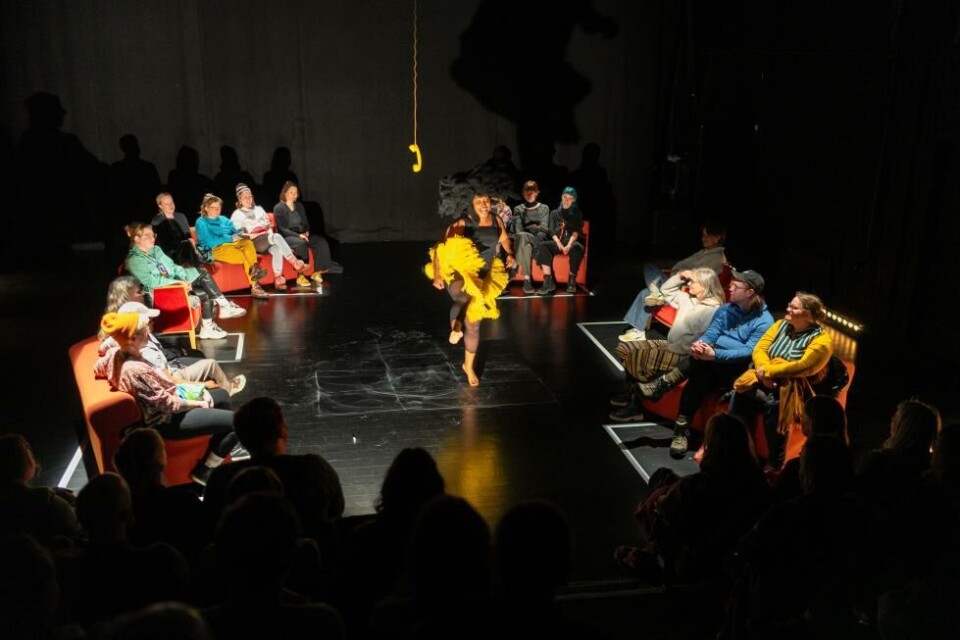 «Reloaded: Bitch Where the F@@k is my manifesto?! 2.0», skrive, regissert og framført av: Duduzile L. S Mathonsi. Vårscenefest 2024. Foto: Sebastian Wilches