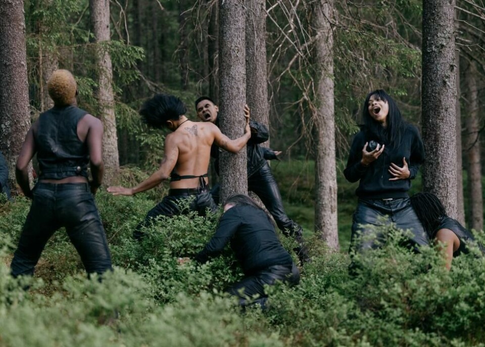 Fotos fra forestillingen «Undersang», koreografi: Harald Beharie 2024.