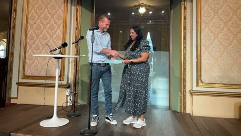 Prosjektleder i Statsbygg Simen Bakken overrekker utredningen til kultur- og likestillingsminister Lubna Jaffery. Foto: KUD
