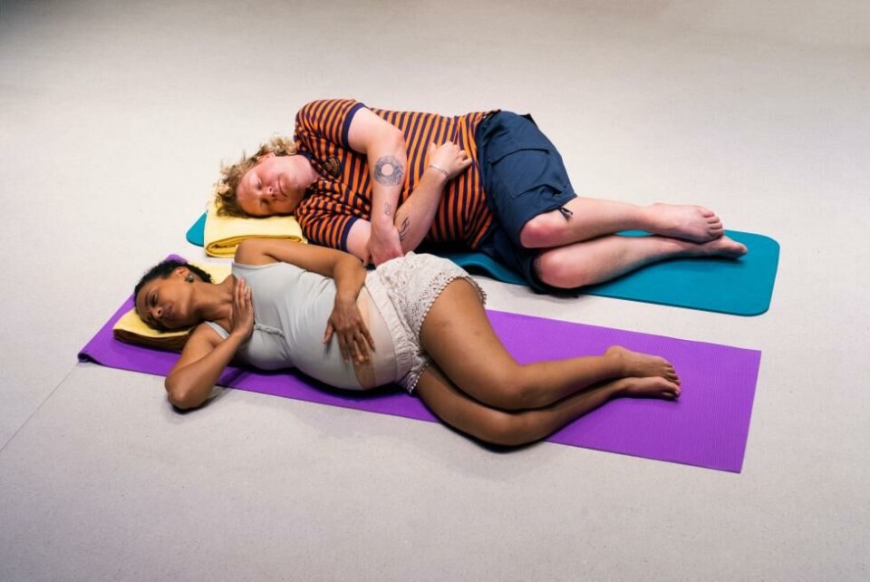 Selome Emnutu og Phillip Isaksen i Heavy Breathers, regi: Trine Falch. Black Box teater 2024. Foto: Simen Ulvestad