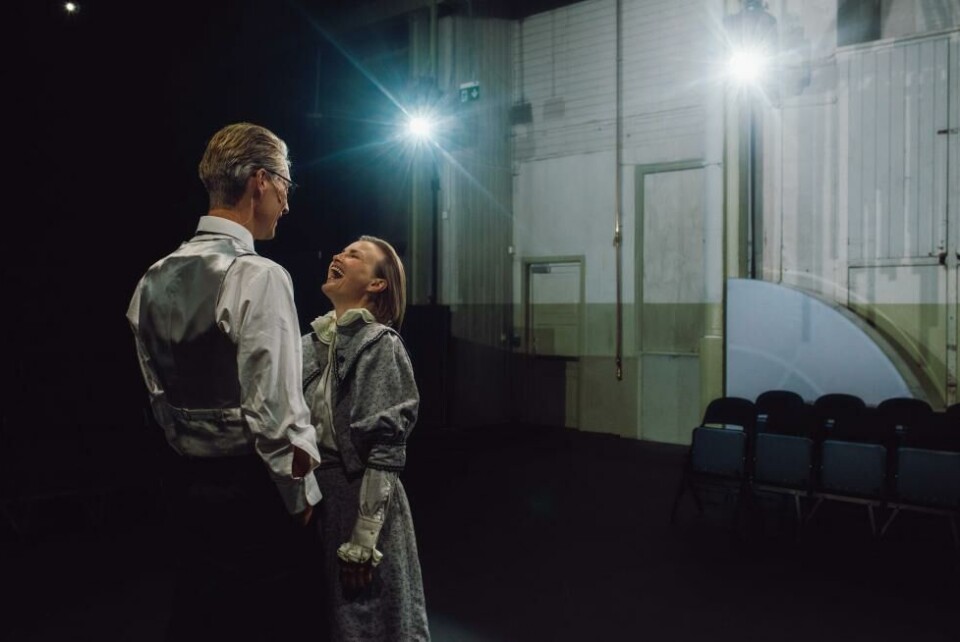 Ola G. Furuseth (Brack) og Lena Kristin Ellingsen (Hedda) i «Hedda Gabler», regi: Mattis Herman Nyquist. Nationaltheatret 2024. Foto: Erika Hebbert