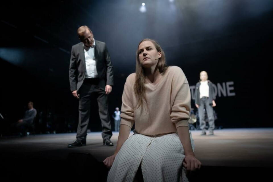 Fridtjof Såhem (Kreon), Ragnhild Meling Enoksen (Ismene), Birgitte Larsen (Antigone). Foto: Lars Gunnar Liestøl