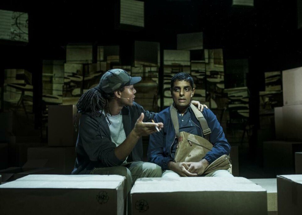 Gaute Adela Aastrop Cudjoe som Jamil og Manish Sharma som Mo i «Tante Ulrikkes vei», regi: Victoria Meirik. Rommen scene 2019. Foto: Erika Hebbert