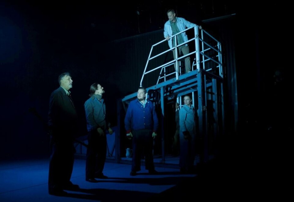 Iso Porovic, Harald Thompson Rosenstrøm, Rune Løding, Stein Elvestad og Julie Sofie Reite i «Kodenavn: Operasjon Asfalt». Regi: Øystein Ulsberg Brager. Nordland Teater 2024. Foto: Ketil Born.