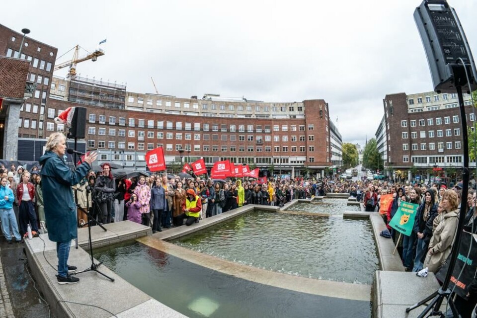 Skuespiller Birgitte Victoria Svendsen leser dikt under demonstrasjonen foran Oslo rådhus, 25. september. Foto: Lars Opstad/ Oslo Nye