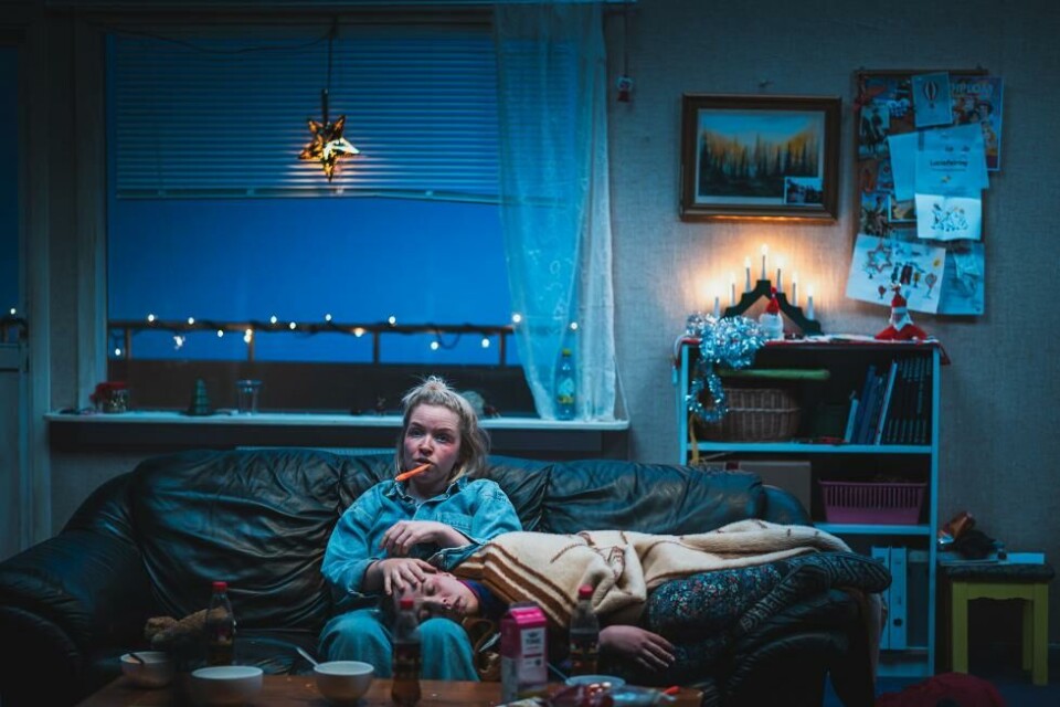 Madeleine Brandtzæg Nilsen (Melissa) og Emma Caroline Deichmann (Ronja). «Stargate – en julefortelling», regi: Maria Drangeid. Trøndelag Teater 2024. Foto: Vegard Eggen.