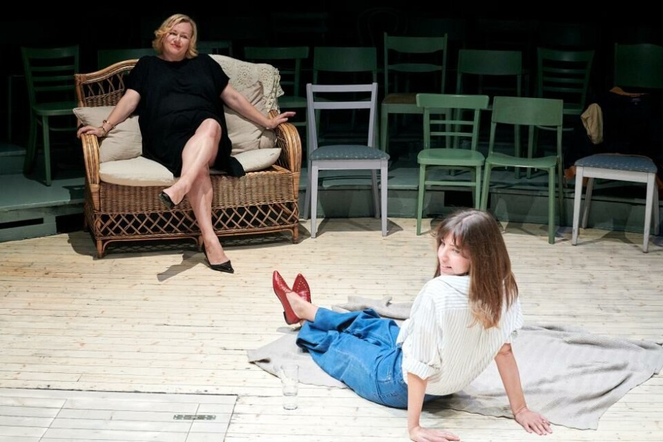 Laila Goody, som Irina og Hanne Skille Reitan som Nina, i «Måken», regi: Hanne Tømta. Nationaltheatret 2019. Foto: Øyvind Eide
