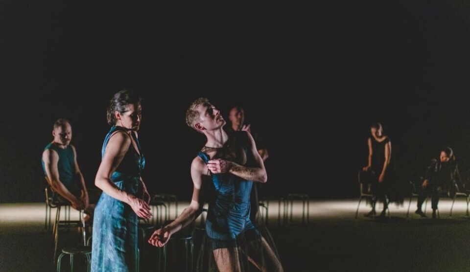 Torunn Robstad og Ludvig Daae (foran) i «Uncoordinated dogs», av Ingun Bjørnsgaard. Dansens Hus 2019. Foto: Tale Hendnes
