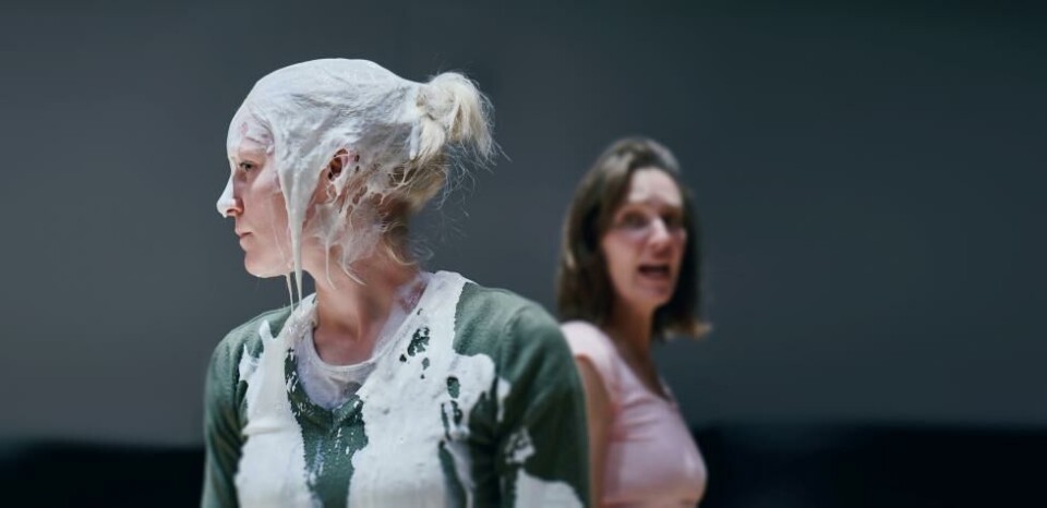 Mari Strand Ferstad, som Maria, og Ragnhild Arnestad Mønnes som Susanna i «Åpenbaringen», regi: Mari Vatne Kjeldstadli. Rogaland Teater 2019. Foto: Stig Håvard Dirdal