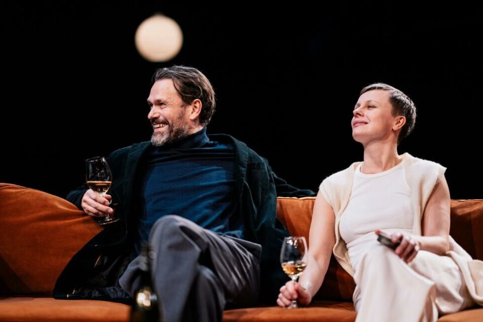 Gard Skagestad som rektoren og Kirsti Refseth som Astrid i «Ellen Babić», regi: Peer Perez Øian. Det Norske Teatret 2024. Foto: Monica Tormassy