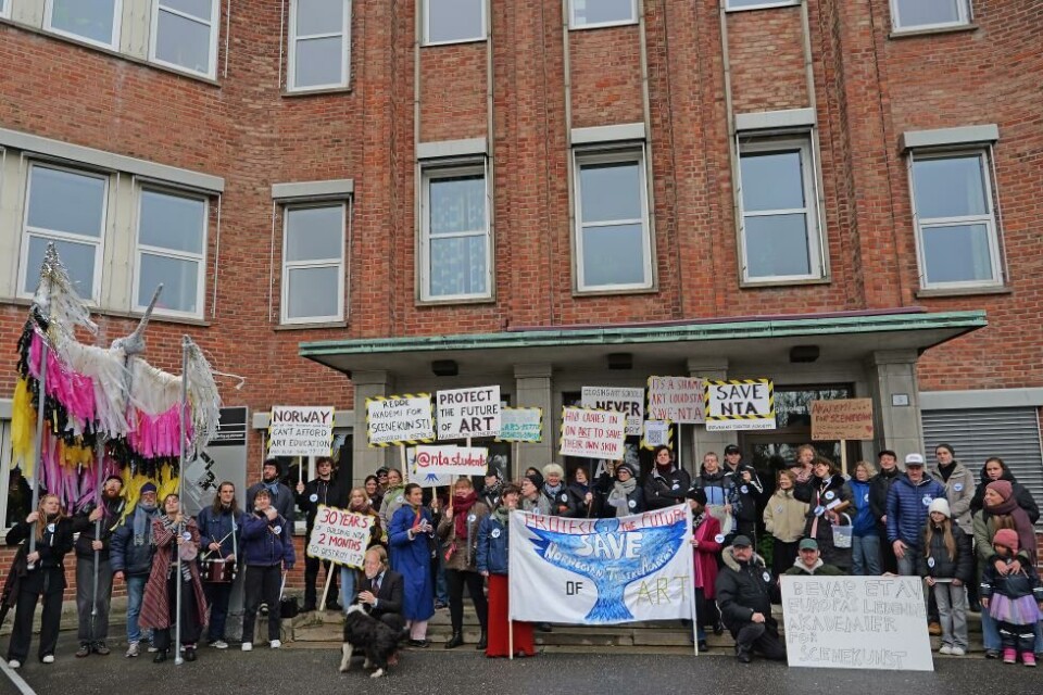 Lørdag 9. november demonstreret studenter og ansatte ved Akademi for scenekunst mot forslag om nedleggelse fra Høgskolen i Østfold. Foto: NTA
